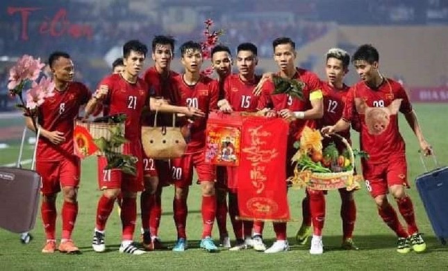 Cười té ghế với loạt ảnh chế các cầu thủ Việt về ăn Tết sớm, dọn nhà cho gia đình ảnh 2