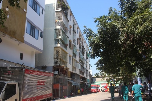 Người dân Sài Gòn di dời khỏi chung cư bị nghiêng, chuẩn bị tâm lý đón Tết tại nơi ở tạm ảnh 1