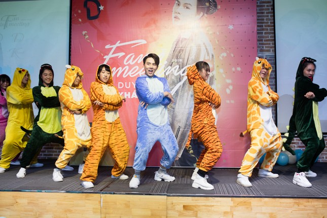 Duy Khánh xúc động rơi nước mắt trước tình cảm của khán giả trong buổi fan meeting ảnh 3