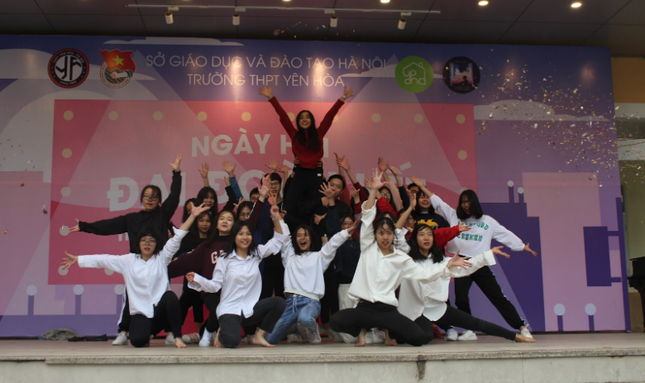 Hà Nội: Chơi hết mình, quẩy nhiệt tình cùng teen THPT Yên Hòa trong gala AMOY 2019 ảnh 2