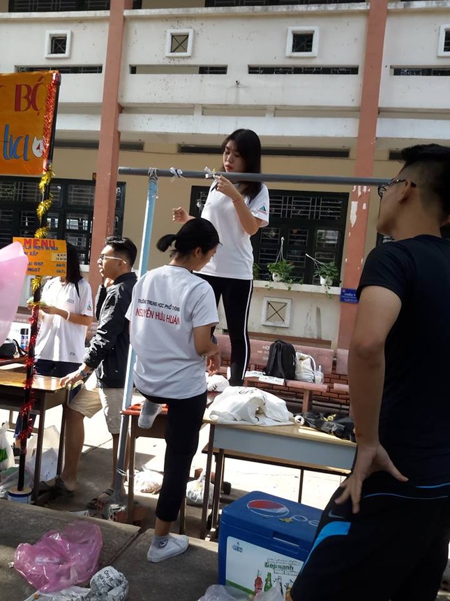 Đột nhập sân trường THPT Nguyễn Hữu Huân trước giờ G của Hội chợ dân gian ảnh 3