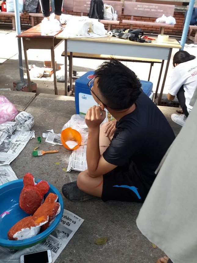 Đột nhập sân trường THPT Nguyễn Hữu Huân trước giờ G của Hội chợ dân gian ảnh 4
