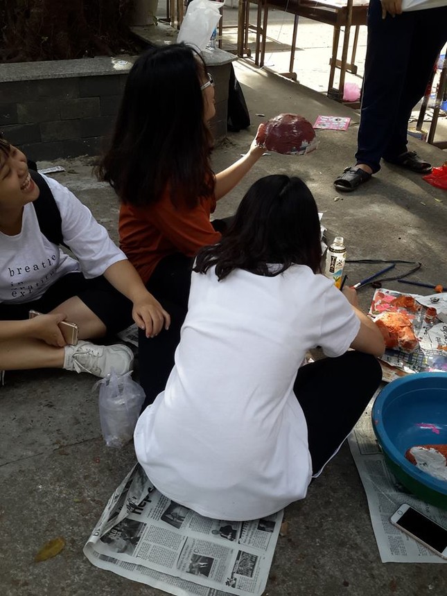 Đột nhập sân trường THPT Nguyễn Hữu Huân trước giờ G của Hội chợ dân gian ảnh 5