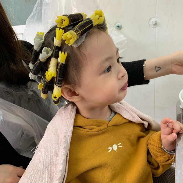 Xúng xính đón Tết, "công chúa" của Heo Mi Nhon và Kiên Hoàng được cho đi làm tóc xoăn ảnh 1