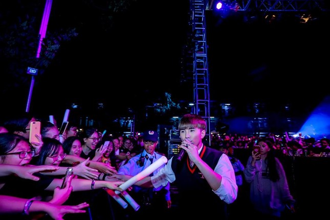 Bình Dương: “Quẩy” nhiệt tình trong show ca nhạc "made-by-teen" THPT chuyên Hùng Vương ảnh 11