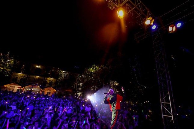 Bình Dương: “Quẩy” nhiệt tình trong show ca nhạc "made-by-teen" THPT chuyên Hùng Vương ảnh 15