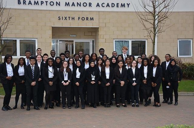 Ngôi trường nơi nghèo nhất London có 41 học sinh trúng tuyển ĐH Oxford và Cambridge ảnh 1
