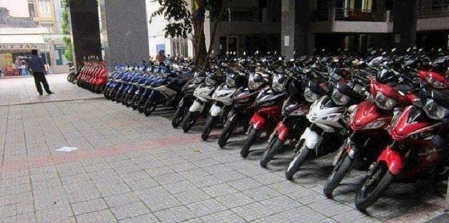 Bác bảo vệ có tâm: Xếp xe đúng hàng, đúng loại, nhìn sân trường cứ ngỡ showroom xe máy ảnh 2
