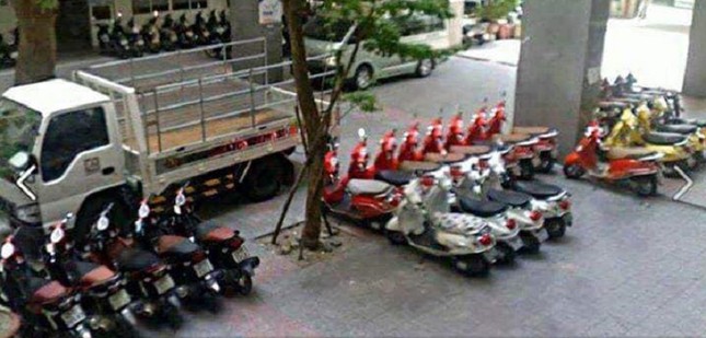 Bác bảo vệ có tâm: Xếp xe đúng hàng, đúng loại, nhìn sân trường cứ ngỡ showroom xe máy ảnh 1