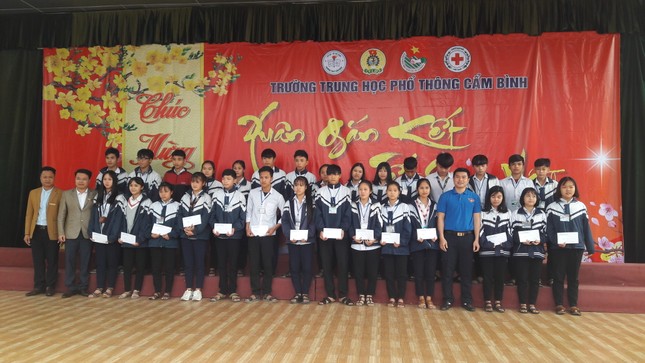 "Xuân yêu thương" về với những học trò vượt khó vươn lên trường THPT Cẩm Bình (Hà Tĩnh) ảnh 3