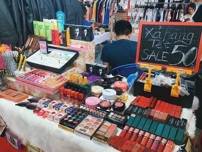 TP.HCM: Độc đáo chợ phiên Sài Gòn, bạn đừng bỏ lỡ! ảnh 15