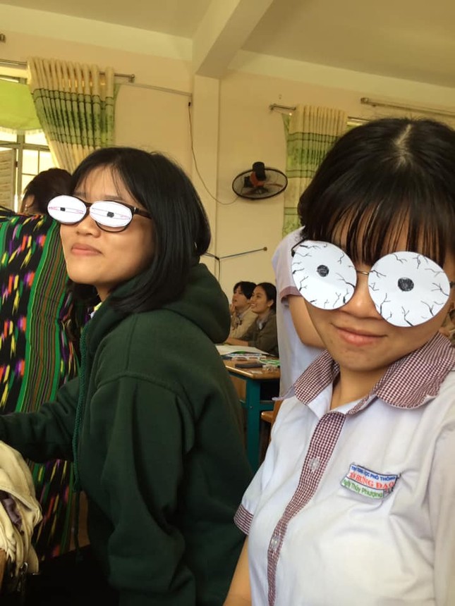 Mấy ai sáng tạo bằng teen, có chiêu ngủ gật trong lớp học cực bá đạo! ảnh 1