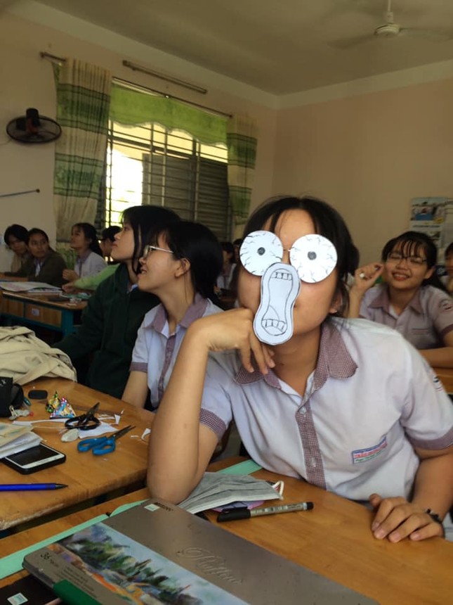 Mấy ai sáng tạo bằng teen, có chiêu ngủ gật trong lớp học cực bá đạo! ảnh 4