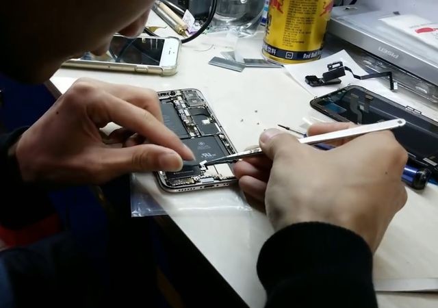 Chàng trai tự “sản xuất” iPhone X bằng linh kiện tái chế mua ở chợ ảnh 2