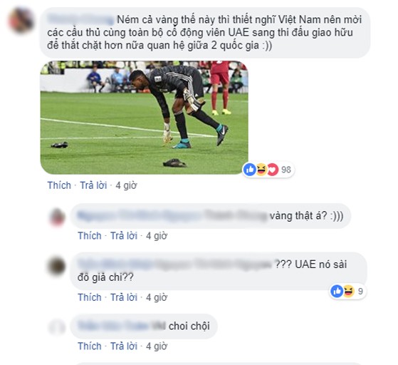 Giàu như UAE: Phi dép, chai lọ chưa hả dạ, CĐV tháo luôn vàng ném vào các cầu thủ Qatar ảnh 3