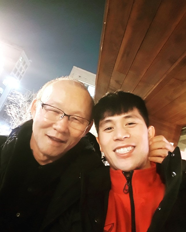 Đình Trọng, Xuân Hưng vui vẻ đoàn tụ với "papa" Park tại Hàn Quốc ảnh 1