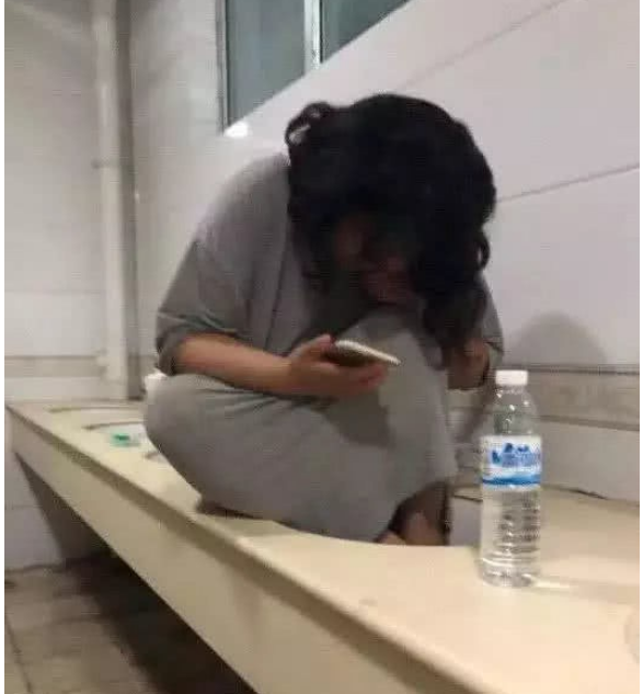 Nữ sinh số nhọ: Thất tình, leo lên bồn rửa mặt khóc và làm bể tan tành ảnh 2