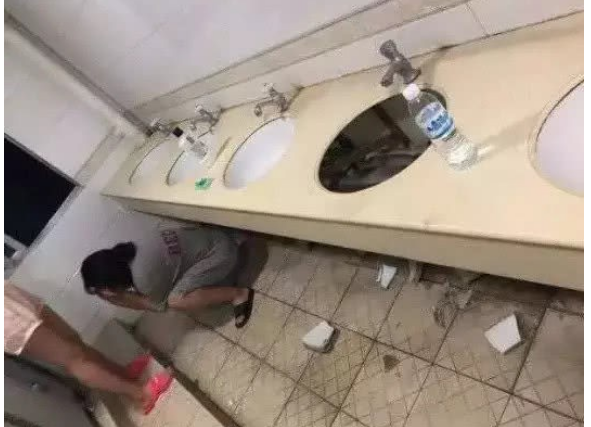 Nữ sinh số nhọ: Thất tình, leo lên bồn rửa mặt khóc và làm bể tan tành ảnh 3