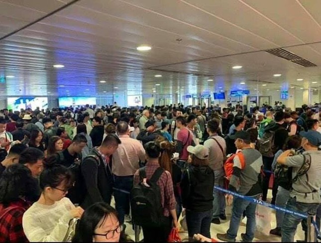 Nỗi ám ảnh mang tên: Vật vã xếp hàng chờ lên máy bay về quê ăn Tết ảnh 2