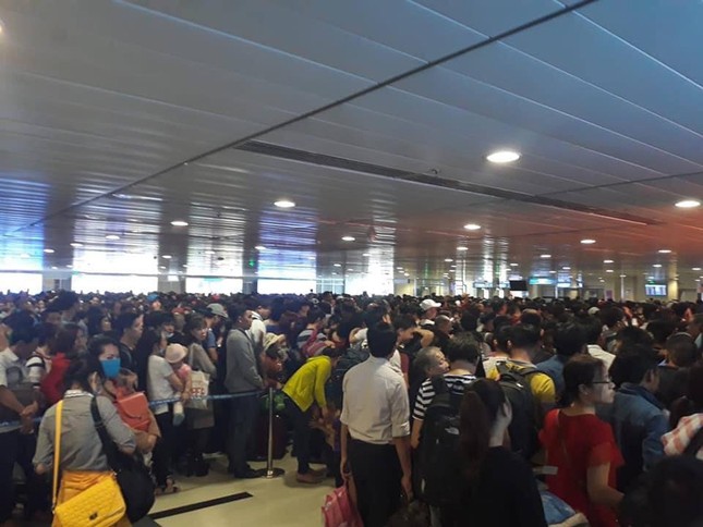 Nỗi ám ảnh mang tên: Vật vã xếp hàng chờ lên máy bay về quê ăn Tết ảnh 5