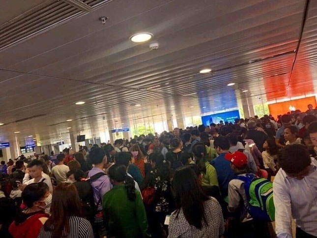 Nỗi ám ảnh mang tên: Vật vã xếp hàng chờ lên máy bay về quê ăn Tết ảnh 7