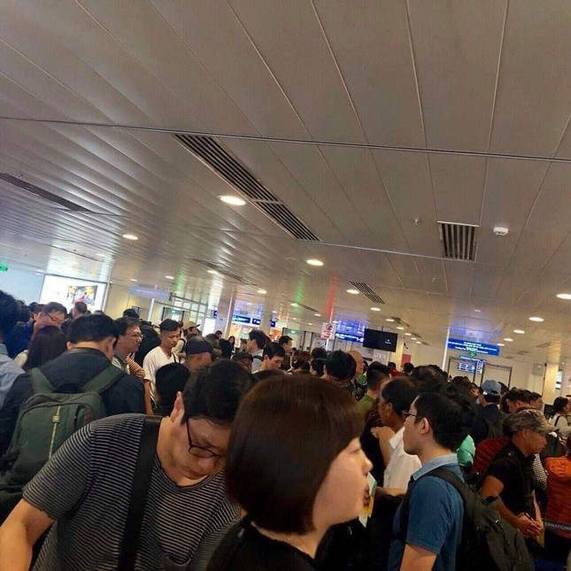Nỗi ám ảnh mang tên: Vật vã xếp hàng chờ lên máy bay về quê ăn Tết ảnh 8