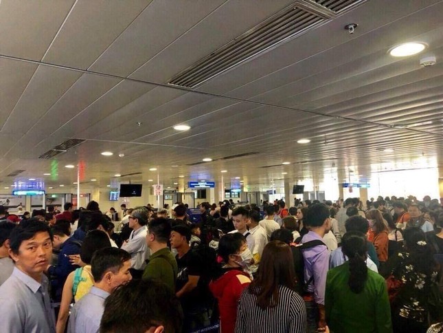 Nỗi ám ảnh mang tên: Vật vã xếp hàng chờ lên máy bay về quê ăn Tết ảnh 9