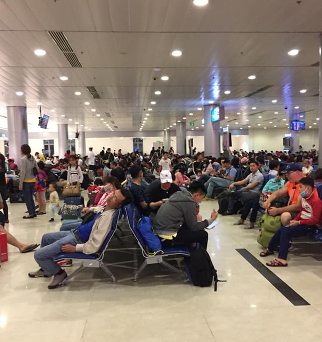 Nỗi ám ảnh mang tên: Vật vã xếp hàng chờ lên máy bay về quê ăn Tết ảnh 10
