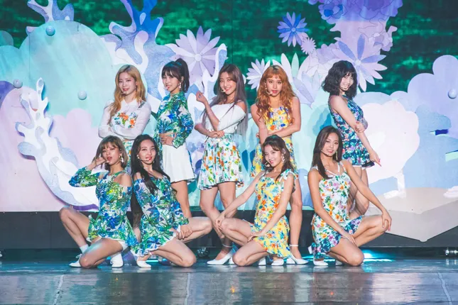 BXH giá trị thương hiệu girlgroup tháng 2: BLACKPINK tiếp tục dẫn đầu, TWICE để GFriend "vượt mặt" ảnh 3