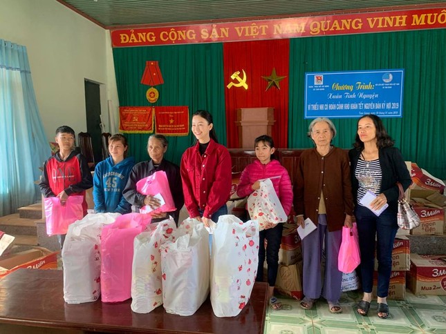 Những ngày giáp Tết, Á hậu Hà Thu đi trao 150 phần quà cho bà con nghèo ở quê nhà Đắk Lắk ảnh 3