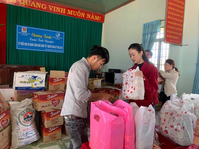 Những ngày giáp Tết, Á hậu Hà Thu đi trao 150 phần quà cho bà con nghèo ở quê nhà Đắk Lắk ảnh 2