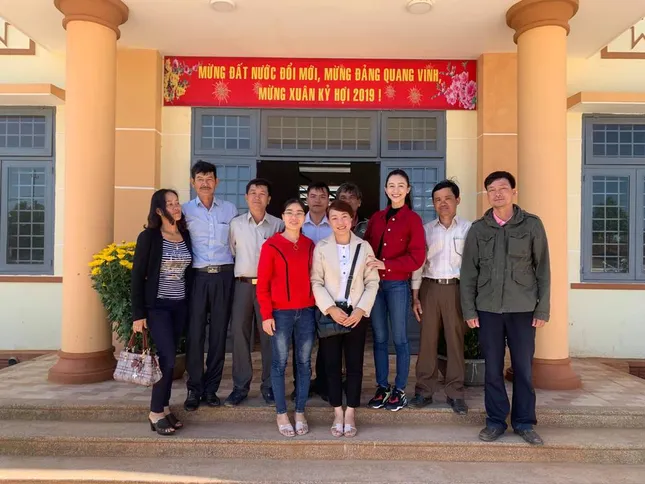Những ngày giáp Tết, Á hậu Hà Thu đi trao 150 phần quà cho bà con nghèo ở quê nhà Đắk Lắk ảnh 4
