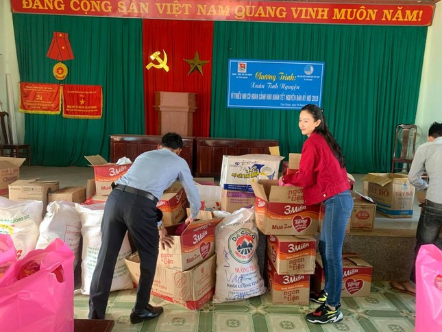 Những ngày giáp Tết, Á hậu Hà Thu đi trao 150 phần quà cho bà con nghèo ở quê nhà Đắk Lắk ảnh 1