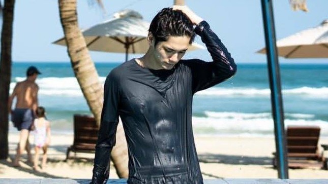Ong Seongwoo (Wanna One) khoe body "ẩn hiện" trong loạt ảnh du lịch Đà Nẵng ảnh 2