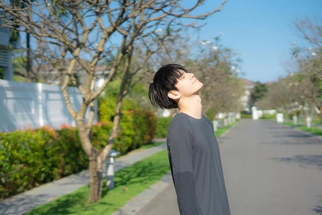 Ong Seongwoo (Wanna One) khoe body "ẩn hiện" trong loạt ảnh du lịch Đà Nẵng ảnh 3