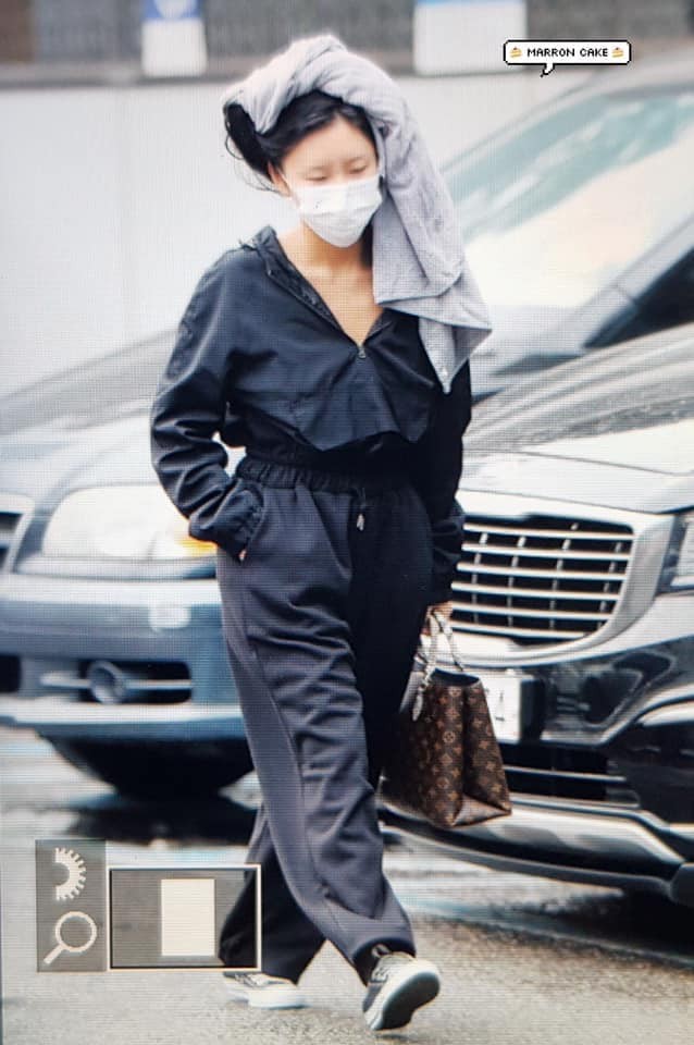 Choáng với style “đầu đang gội dở” của Hwasa (Mamamoo) khi xuất hiện tại Music Bank ảnh 1