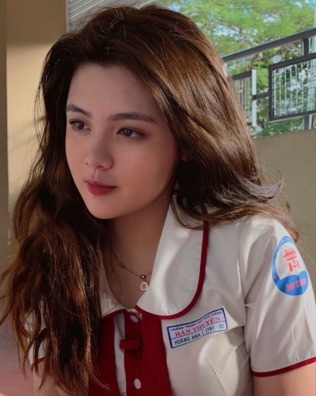 Nữ sinh Việt mặc áo dài khiến báo Trung "phát sốt", hết lời khen ngợi vì vẻ đẹp xuất sắc ảnh 4