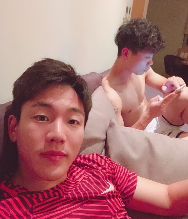 Công Phượng khoe bạn chung giường, fan đùa: "Đã có người thay Toàn nghe Phượng ngáy" ảnh 4