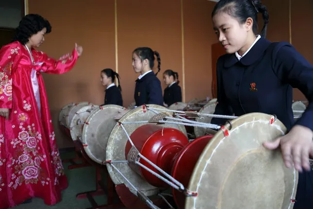 13 mẫu đồng phục đẹp của học sinh trên thế giới ảnh 12