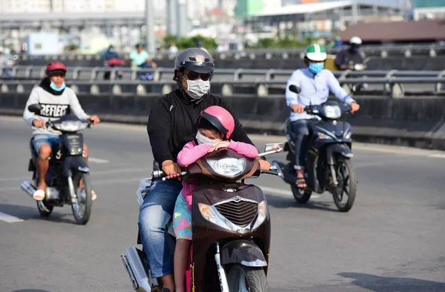 TP.HCM nắng nóng với bức xạ tia UV mức rất cao, có thể gây bỏng da ảnh 2