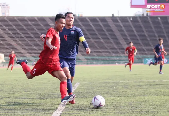Tuyển thủ U22 Thái Lan gây phẫn nộ khi đạp thẳng mặt cầu thủ U22 Việt Nam ảnh 1