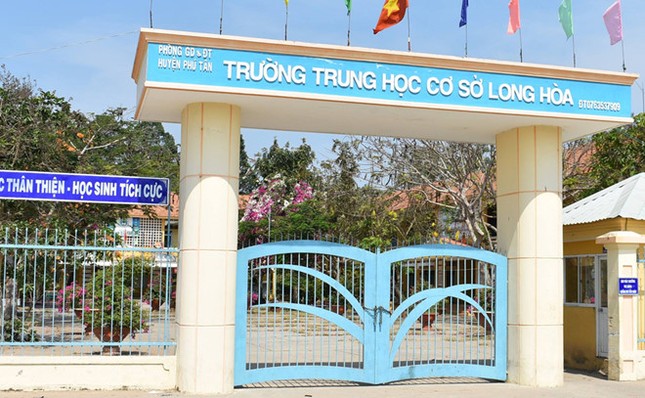 Đình chỉ công tác thầy giáo đánh học sinh vẹo cột sống ảnh 1