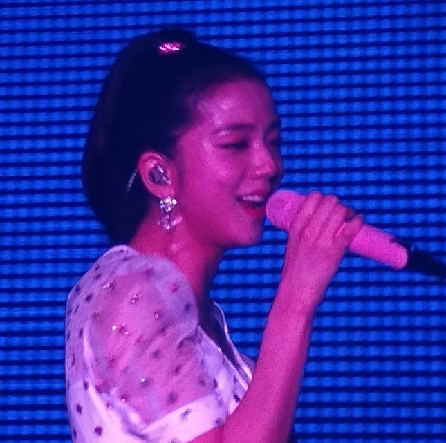 Fan BLACKPINK lo sốt vó khi phát hiện Jisoo bị nổi hạch ở cổ ảnh 2