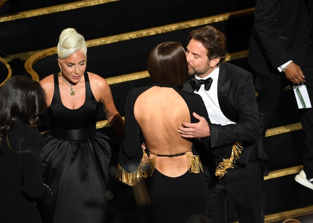 Irina Shayk unfollow Lady Gaga, gián tiếp khẳng định chuyện “phim giả tình thật” của Bradley Cooper ảnh 4