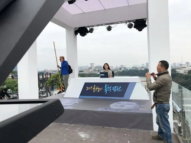 Dân mạng bất ngờ trước hình ảnh phóng viên Hàn dựng trường quay trên... nóc khách sạn ảnh 3
