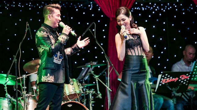 Quốc Thiên, Uyên Linh đến ủng hộ đêm nhạc giới thiệu album mới của Lệ Quyên ảnh 3