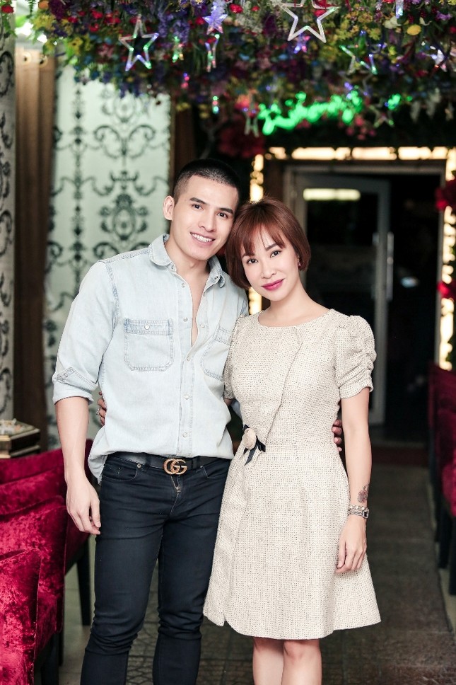 Quốc Thiên, Uyên Linh đến ủng hộ đêm nhạc giới thiệu album mới của Lệ Quyên ảnh 2