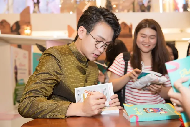 MC Quang Bảo mặc quốc phục Thái Lan, chia sẻ bí kíp du lịch tự túc tại xứ sở Chùa Vàng ảnh 5