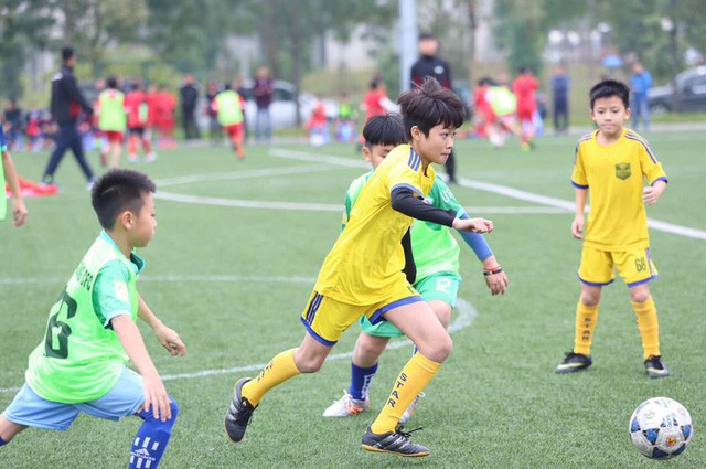 Cựu tuyển thủ quốc gia Vũ Như Thành dẫn dắt các cầu thủ nhí tại Hà Nội ảnh 2