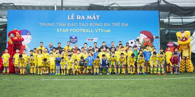 Cựu tuyển thủ quốc gia Vũ Như Thành dẫn dắt các cầu thủ nhí tại Hà Nội ảnh 3